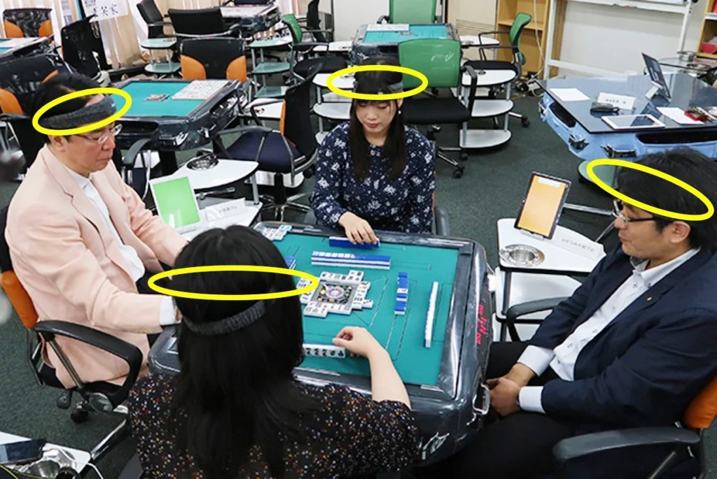 マージャン中の脳活動計測風景黄色部分が脳計測用センサー